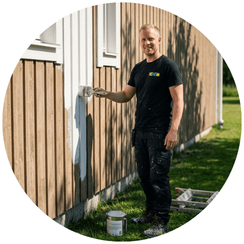 Målare från Renew Service målar träpanelen på en villafasad