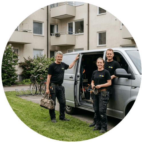 Fastighetsskötare från Renew Service på en innergård i en förvaltad bostadsrättsförening