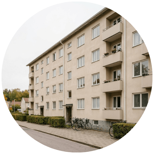 Flerbostadshus där tak, fasad och fönster utgör de komponenter som skrivs av var för sig enligt K3