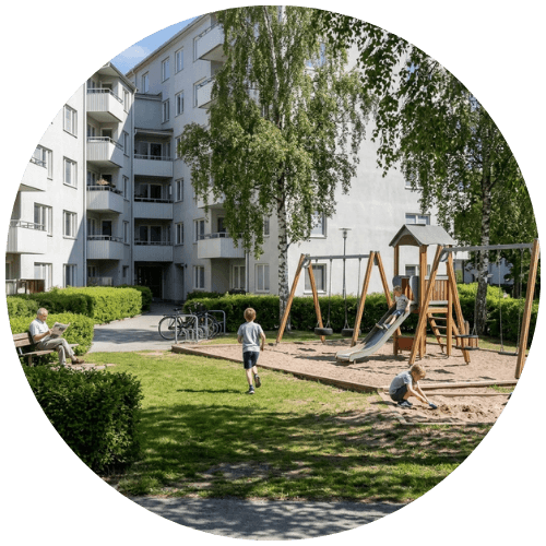 Lekplats på en välskött innergård i en bostadsrättsförening där barn leker