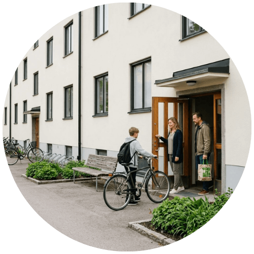 Boende vid entrén till flerbostadshus med nymålad fasad