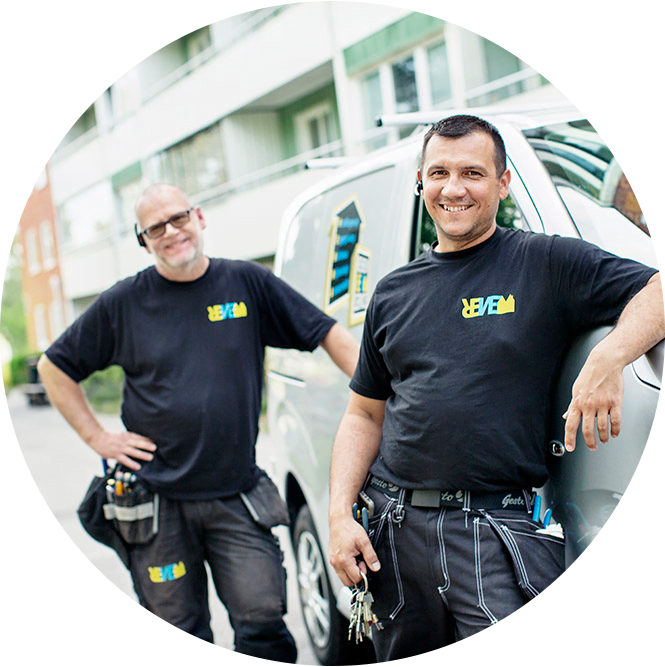 Två fastighetstekniker från Renew Service vid servicebilen utanför ett flerbostadshus i norra Stockholm