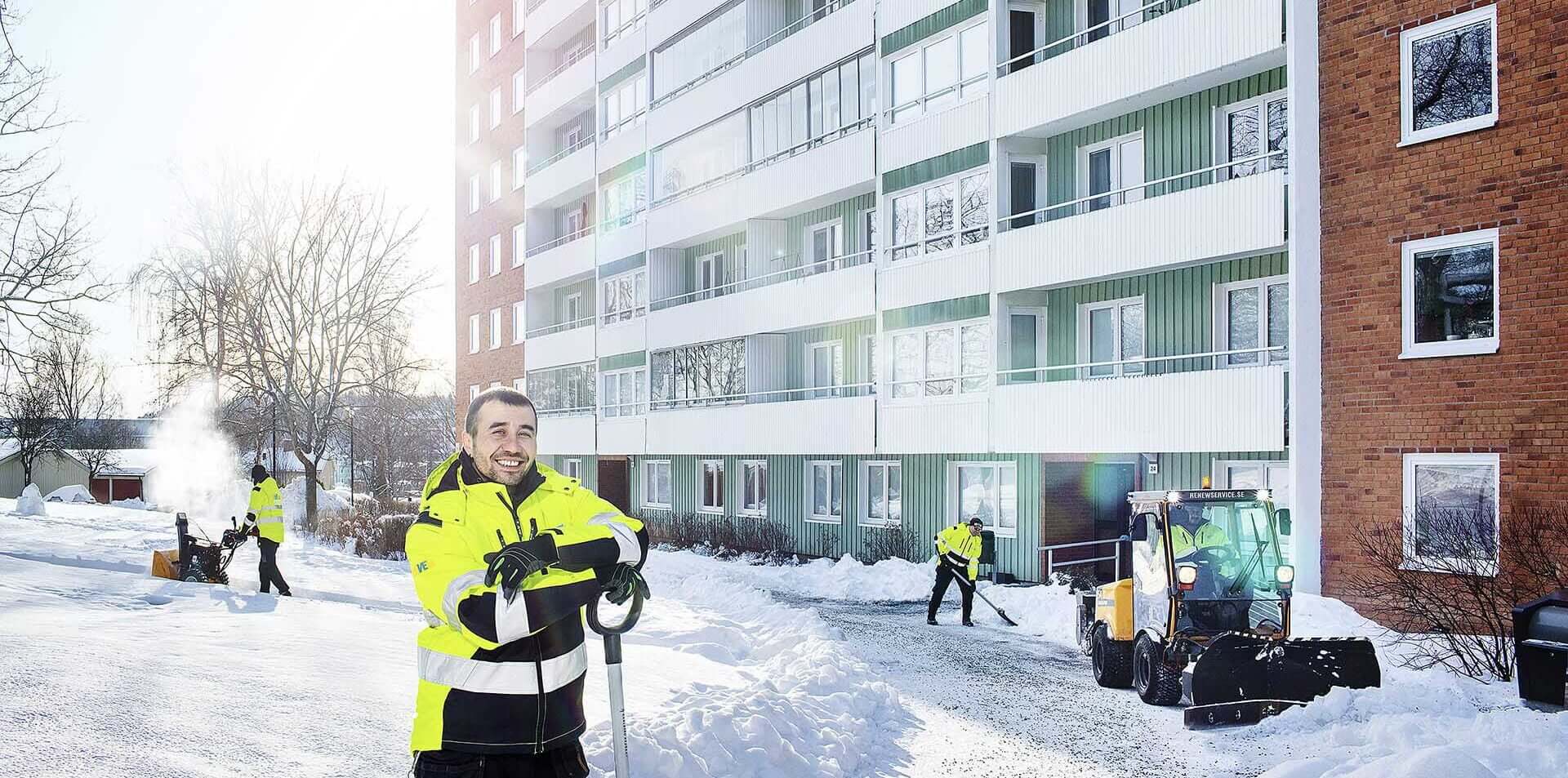 Renew Services personal utför snöröjning och halkbekämpning på en bostadsrättsförenings gård